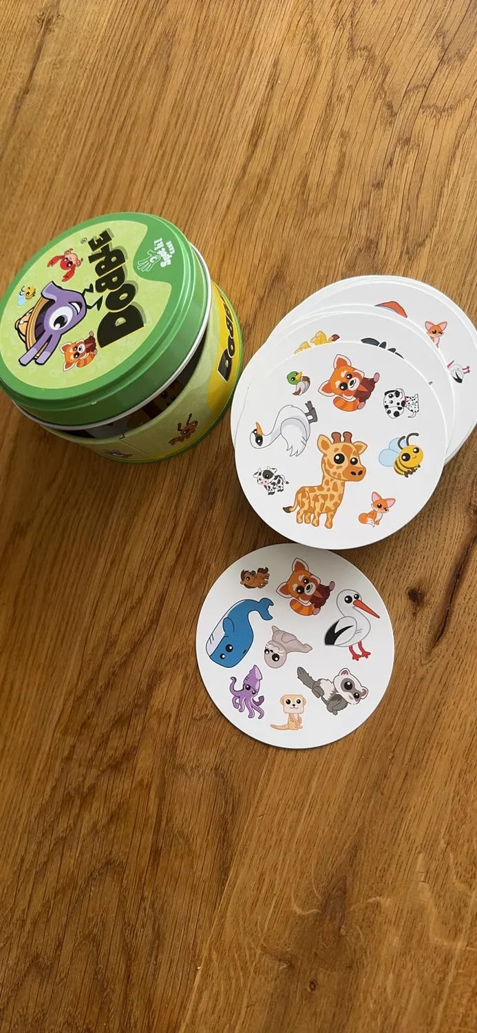 Asmodee Dobble Kids Kartenspiel Eco-Sleeves Tiermotive