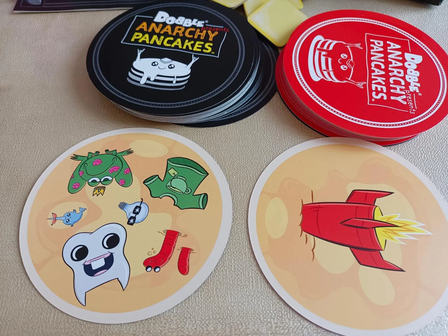 Asmodee Dobble Anarchy Pancakes Kartenspiel 2-6 Spieler