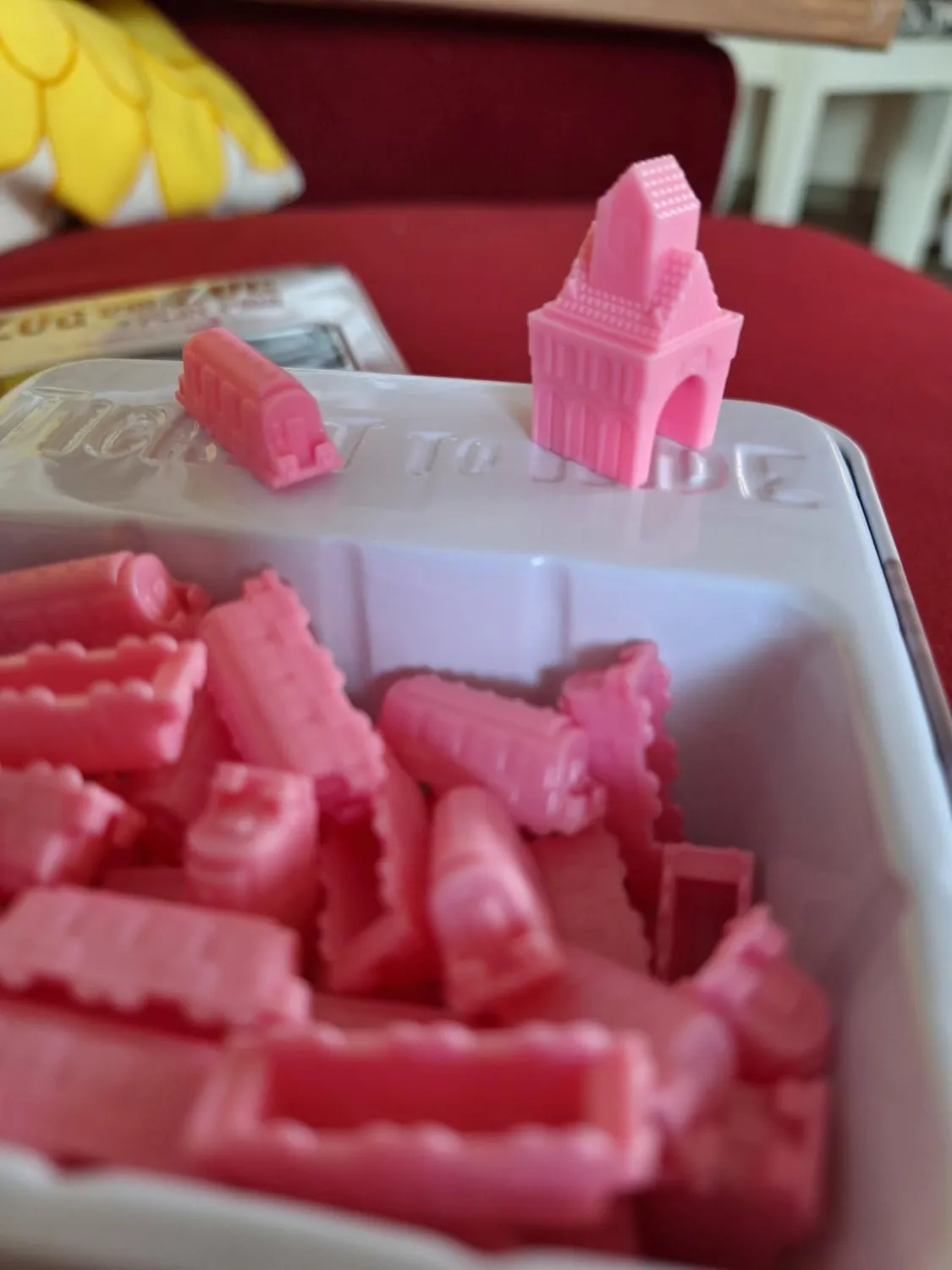 Asmodee Zug um Zug Play Pink Erweiterung Familienspiel rosa Züge