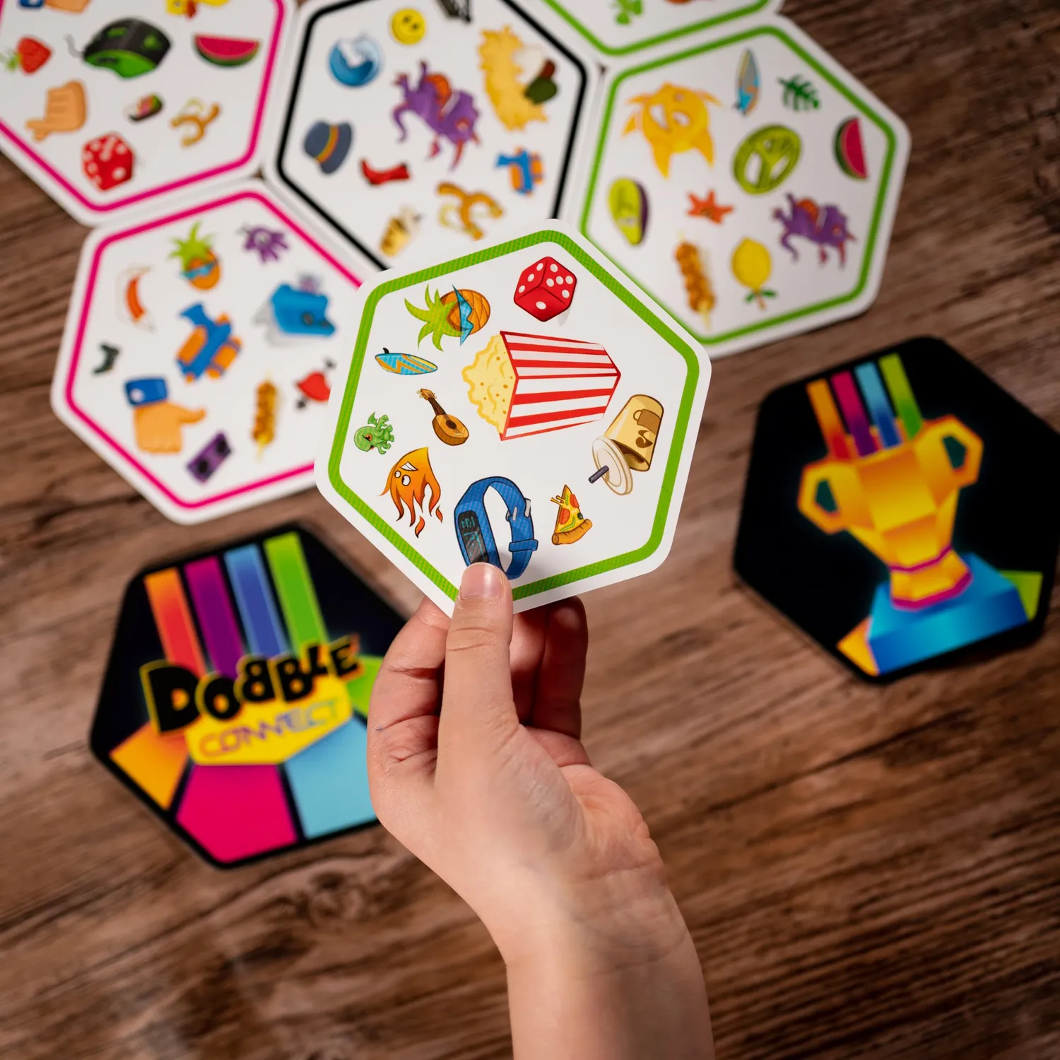 Dobble Connect Kartenspiel Teamspiel 90 Karten