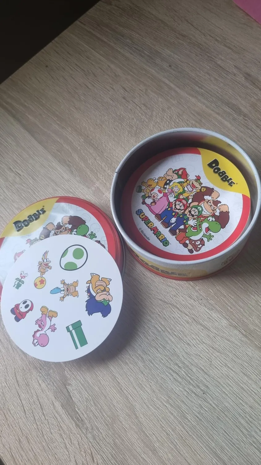 Asmodee Dobble Super Mario Kartenspiel Blechdose