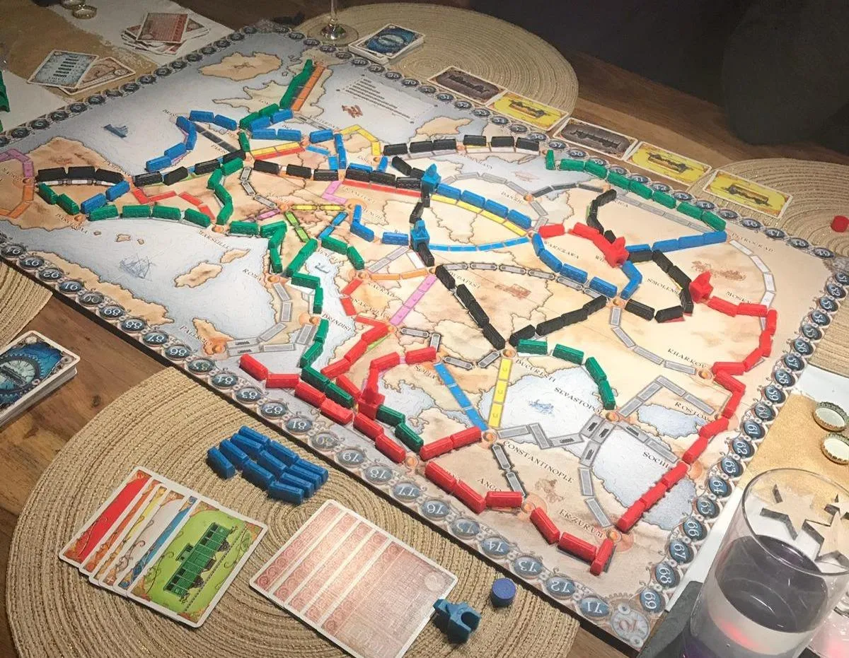 Zug um Zug Europa Grundspiel Brettspiel 2-5 Spieler Bahnhof