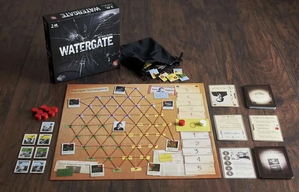Capstone Games Watergate Brettspiel 2 Spieler