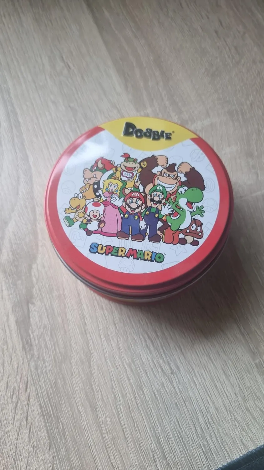 Asmodee Dobble Super Mario Kartenspiel Blechdose