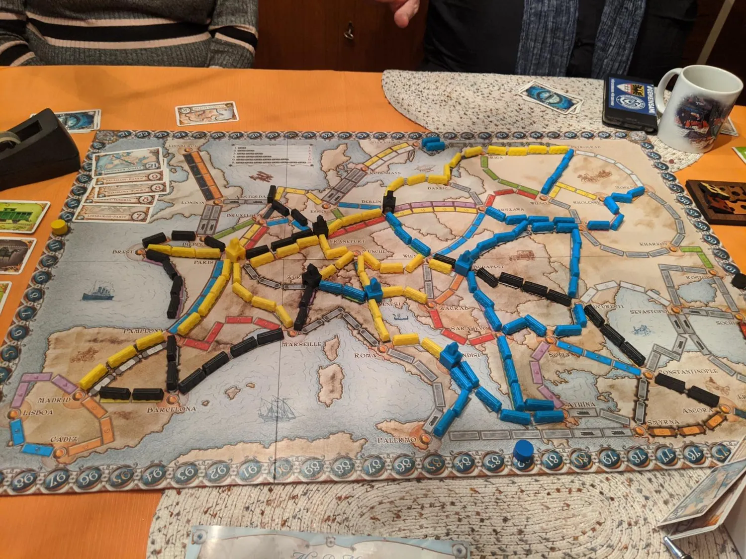 Zug um Zug Europa Grundspiel Brettspiel 2-5 Spieler Bahnhof
