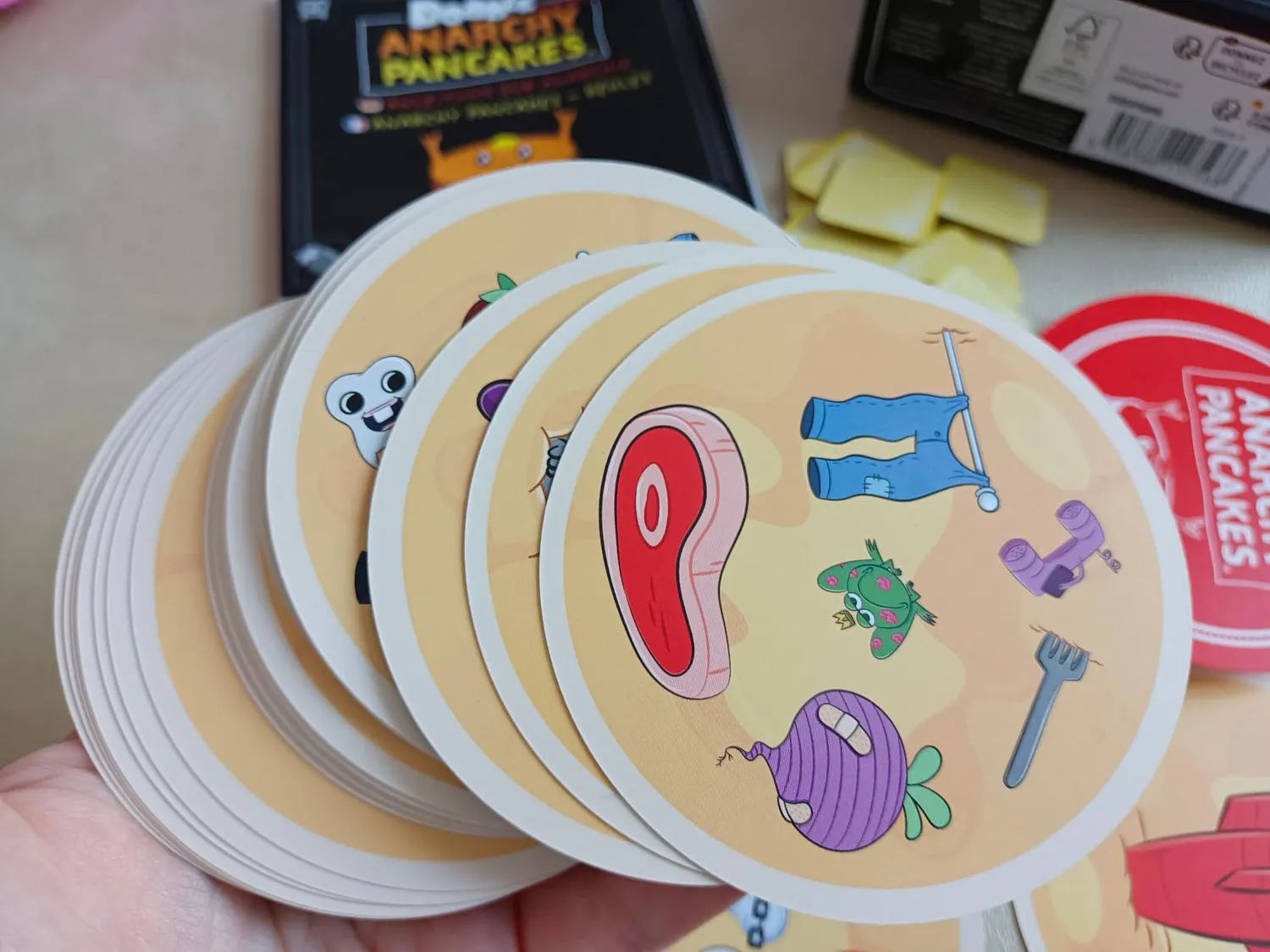 Asmodee Dobble Anarchy Pancakes Kartenspiel 2-6 Spieler
