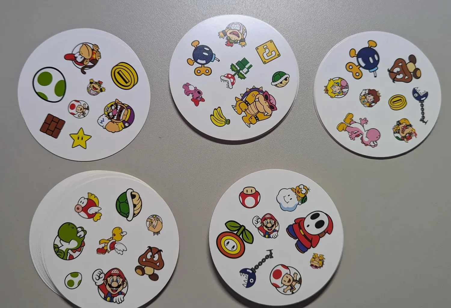 Asmodee Dobble Super Mario Kartenspiel Blechdose