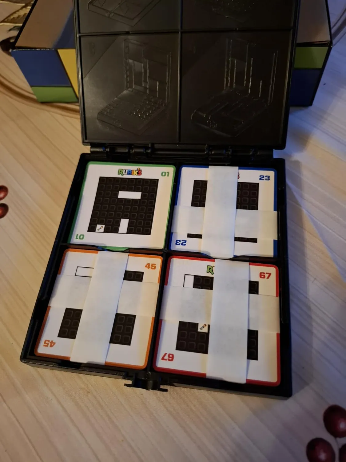 Rubik's Gridlock Knobelspiel mit 88 Aufgaben solo und Team
