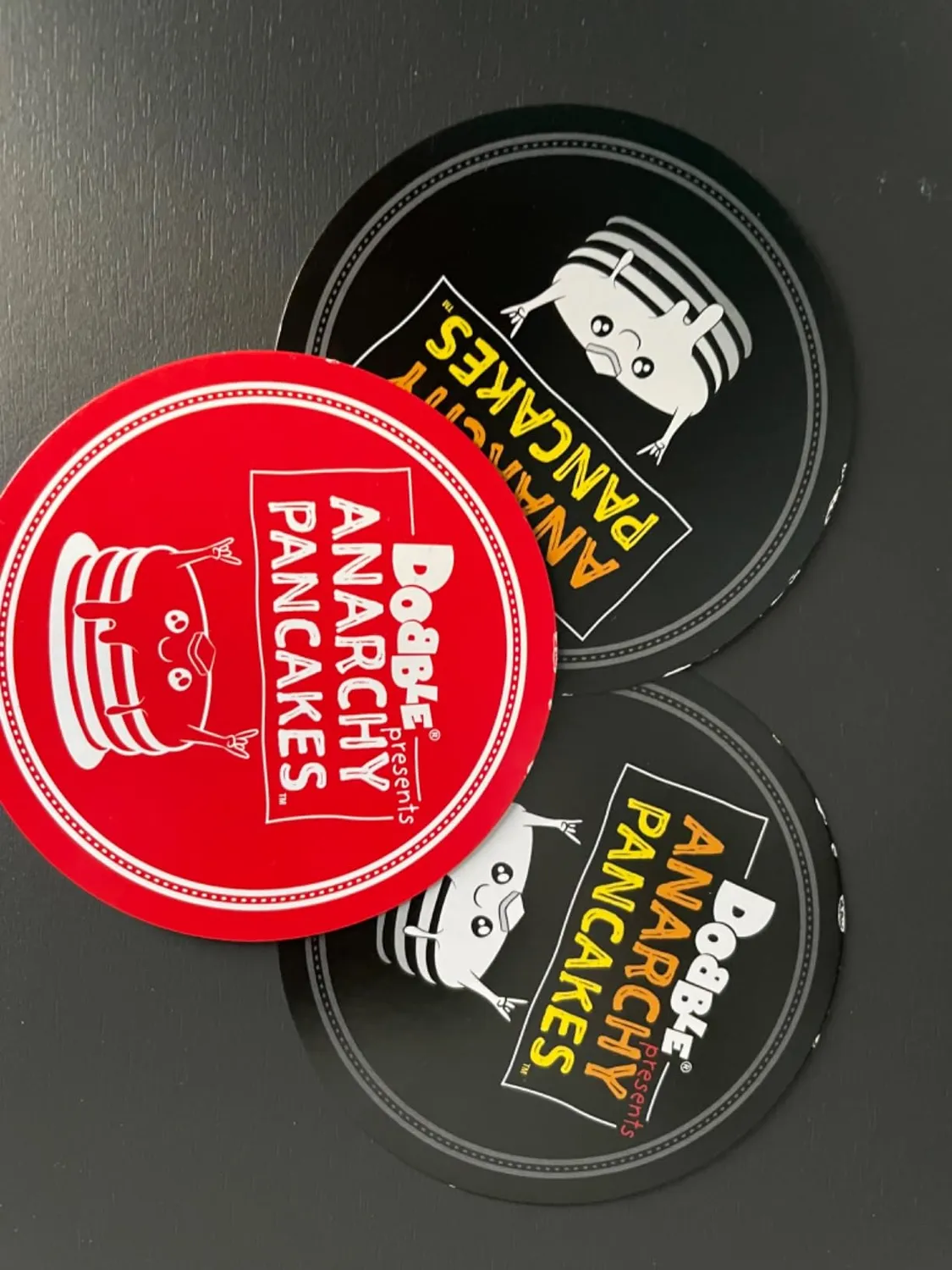Asmodee Dobble Anarchy Pancakes Kartenspiel 2-6 Spieler