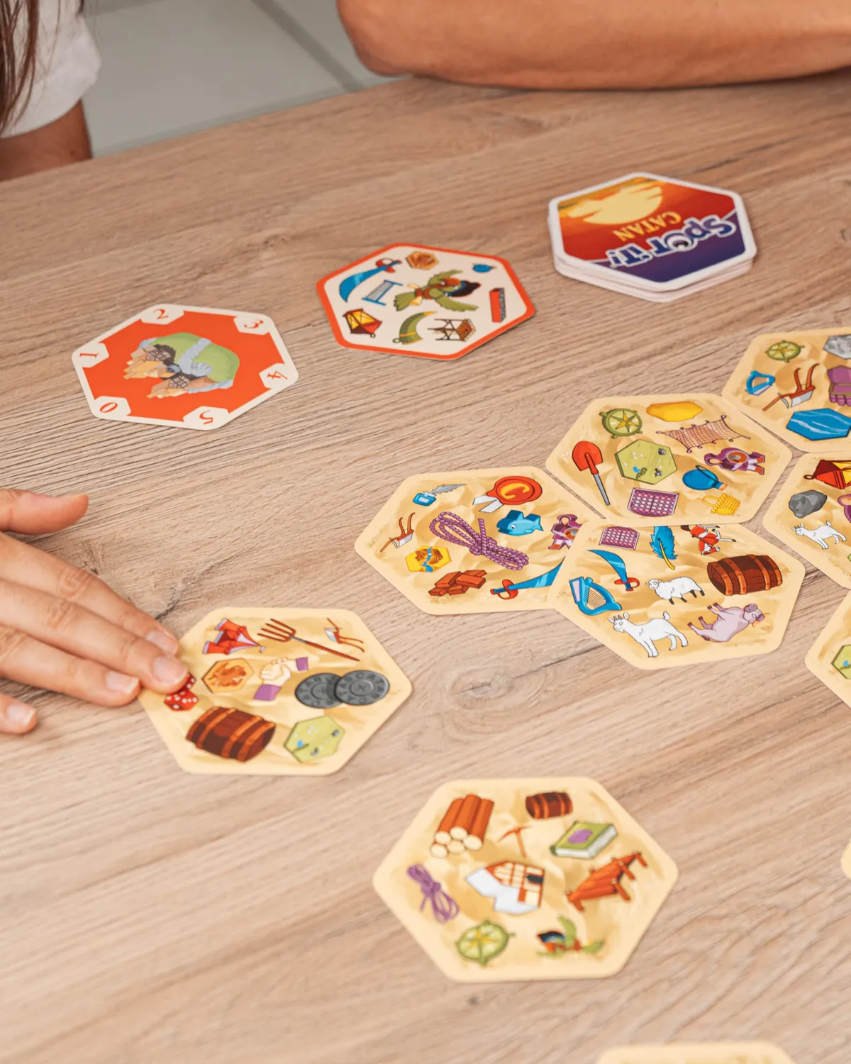 Asmodee Dobble Catan Kartenspiel Deutsch Familienspiel ab 8